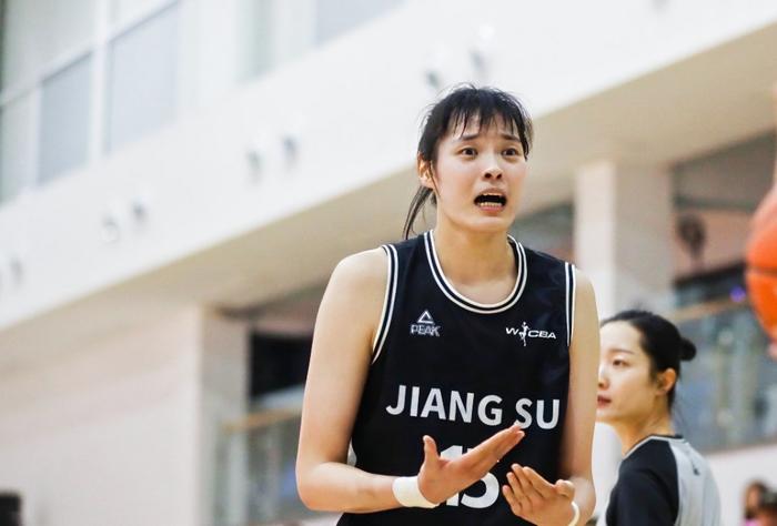 半岛体育注册网址-12分钟砍21分！中国女篮26岁2米中锋11投10中：宫鲁鸣该招进她？