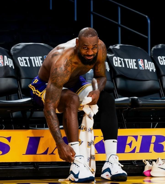 半岛体育下载-连续1297场得分上双！明明无人可破的纪录，为何老詹还要继续刷新