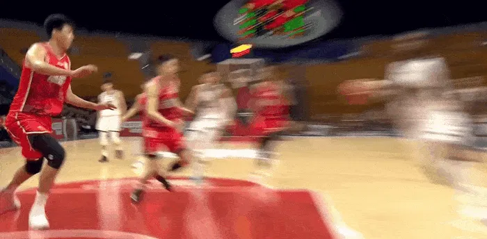 内线防守支柱！克里斯带球突破上篮，徐昕直接大帽扇飞出界