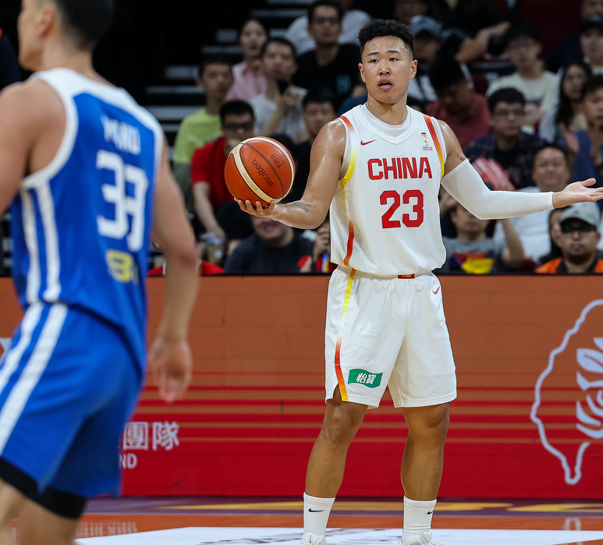 半岛体育-中国男篮晋级形势：逆转11分取连胜稳住前三 7月再胜一场锁出线